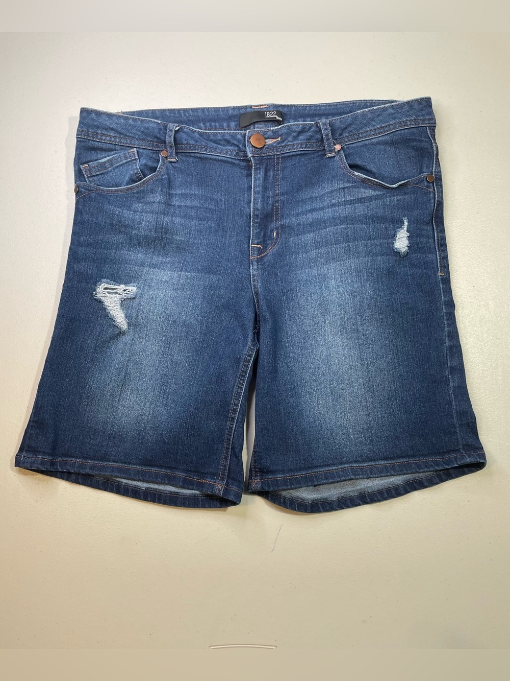 1822 Denim 16 Dark Blue Distressed Whiskers Bermuda Shorts VGUC Curvy Friendly